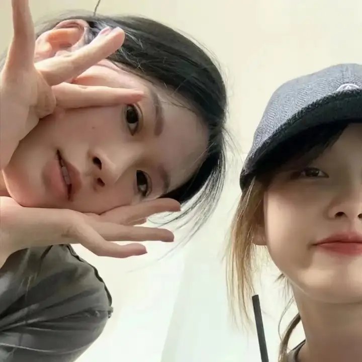 随盲柳入眠的女人
